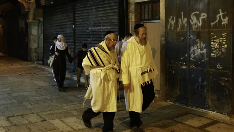 Jews walking on Yom Kippur (illustrative)