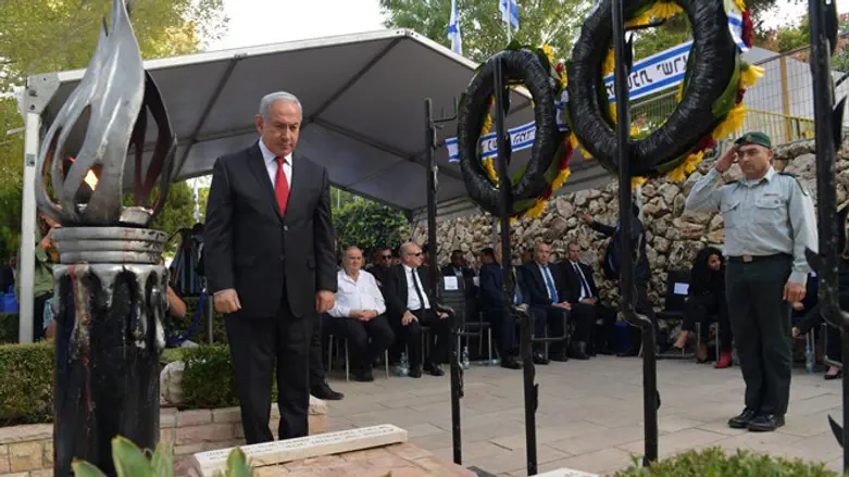 Биньямин Нетаньяху у мемориала "Ганди" на горе Герцль