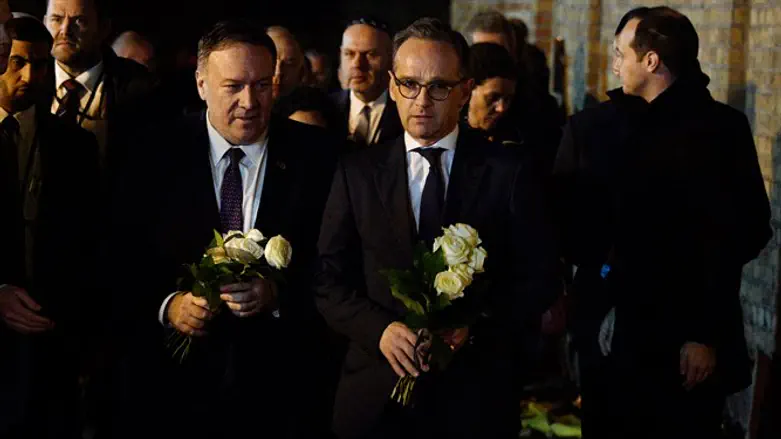 Mike Pompeo and German FM Heiko Maas lay flowers at the site of the shooting