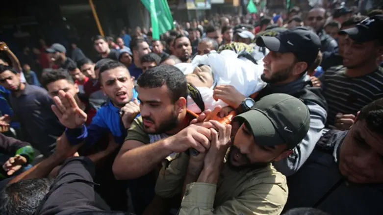 Gazans carry body of Khaled Farraj, ISlamic Jihad terrorist killed Wednesday