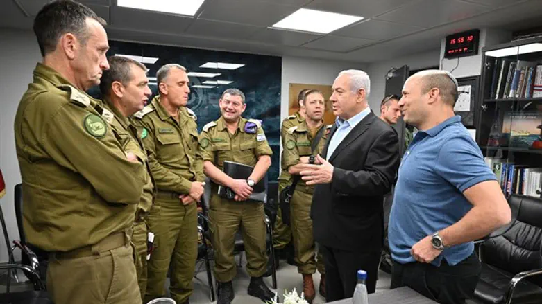 Netanyahu, Bennett at Southern Command