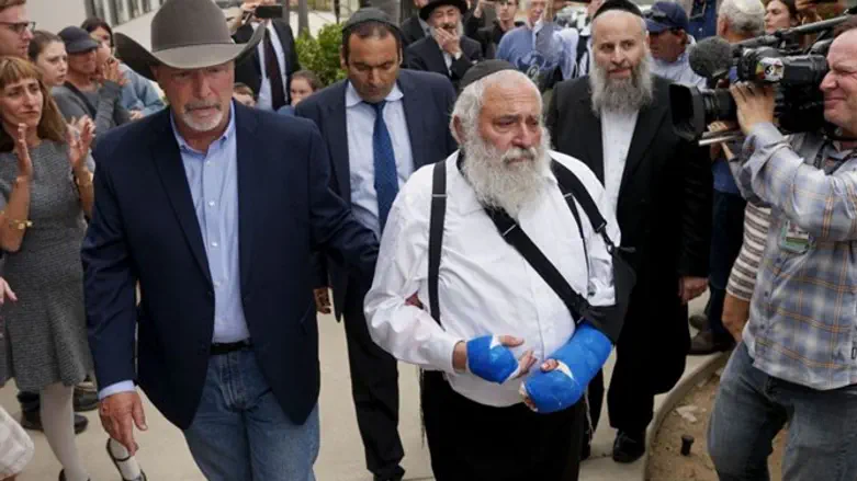 Rabbi Ysrael Goldstein (center)