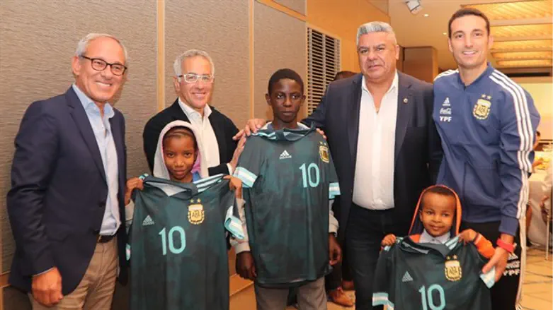African children meet Argentine soccer stars