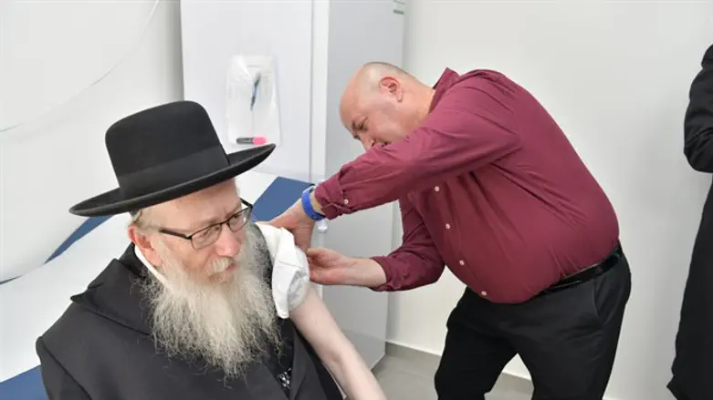 סגן שר הבריאות יעקב ליצמן מתחסן נגד שפעת