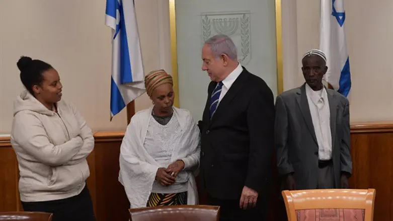 Netanyahu meets families of missing Israelis