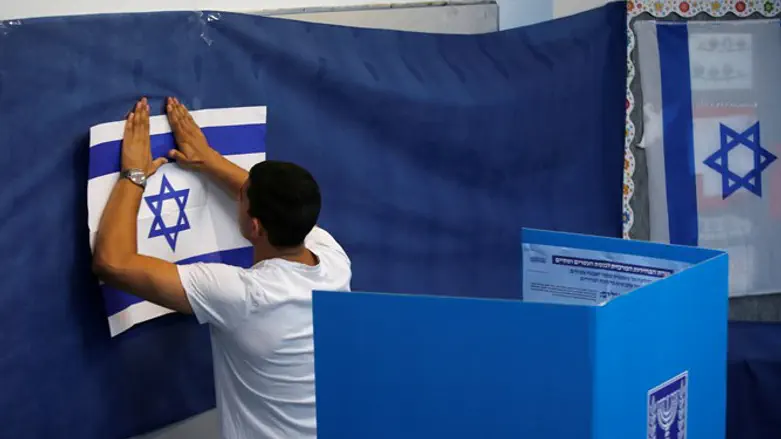 Вывешивание флага на избирательном участке