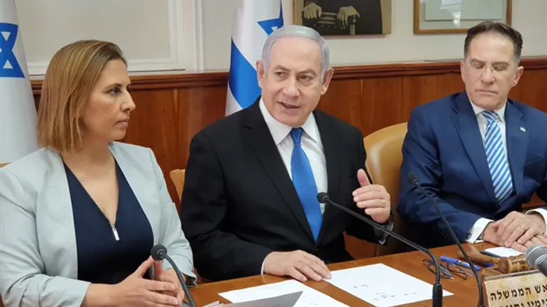 Netanyahu at cabinet meeting