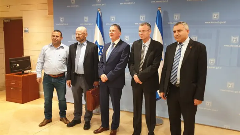 Likud and Blue and White negotiating teams meet
