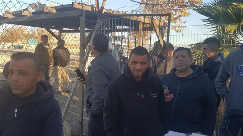 פועלים פלסטינים ממתינים בכניסה לישוב אדם עקב השביתה
