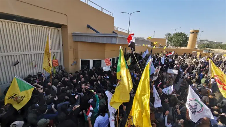 מפגינים מחוץ לשגרירות ארה"ב בעיראק