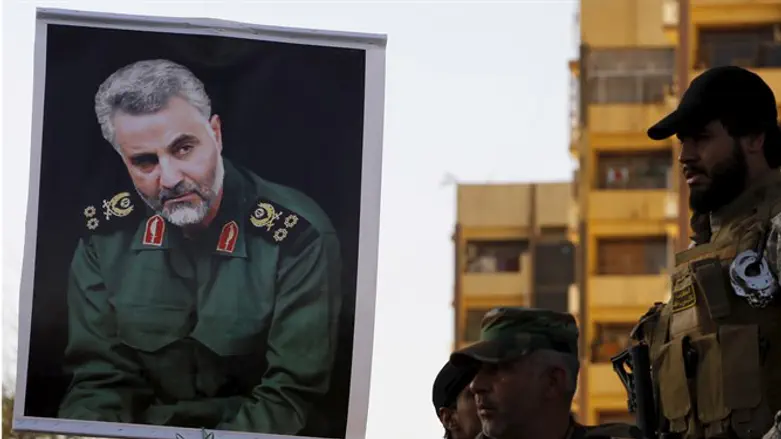 Боевики подразделения "Силы Кудс" с портретом Кассема Сулеймани