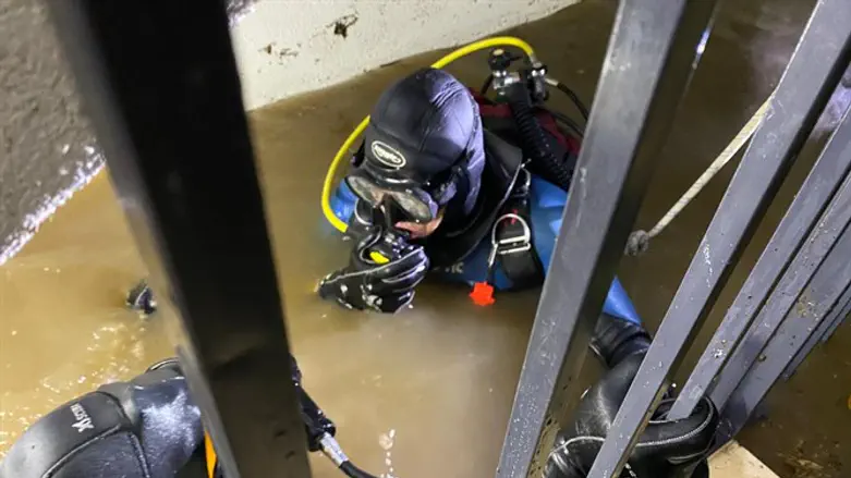 Спасательно-поисковые работы в затопленном лифте
