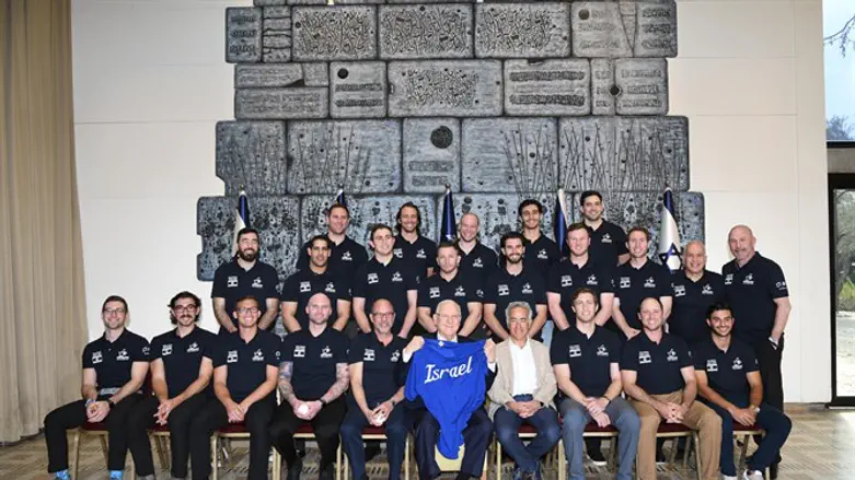 הנשיא עם נבחרת ישראל בבייסבול
