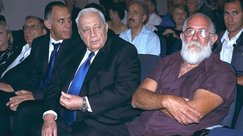 שמעון כהנר (מימין) עם אריאל שרון