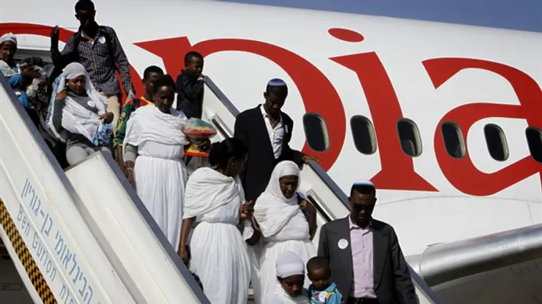 Ethiopian immigrants arrive in Israel