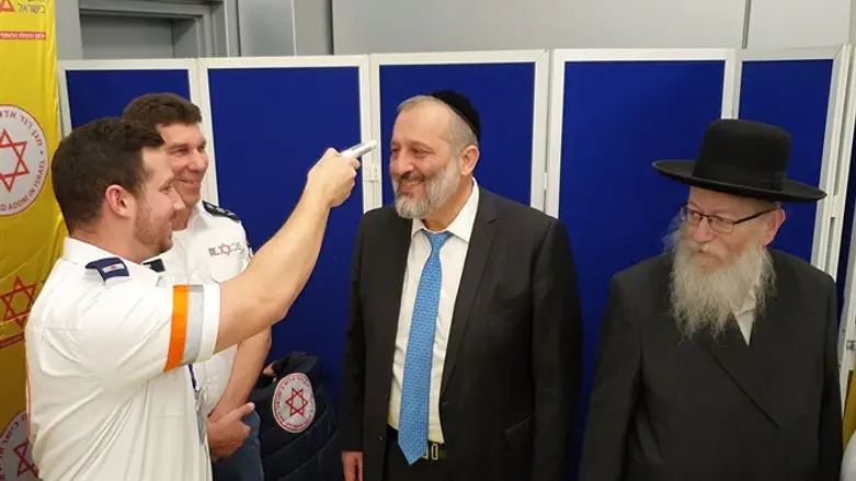 Ministers Aryeh Deri and Yaakov Litzman at MDA check station
