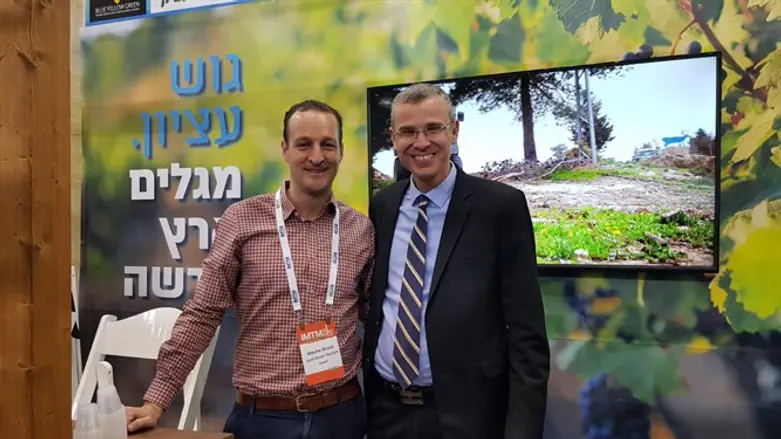 Gush Etzion booth at fair,  Moshe Bruce with Minister Levin 