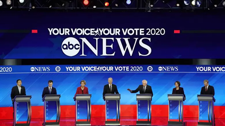 המועמדים הדמוקרטים במהלך עימות טלוויזיוני