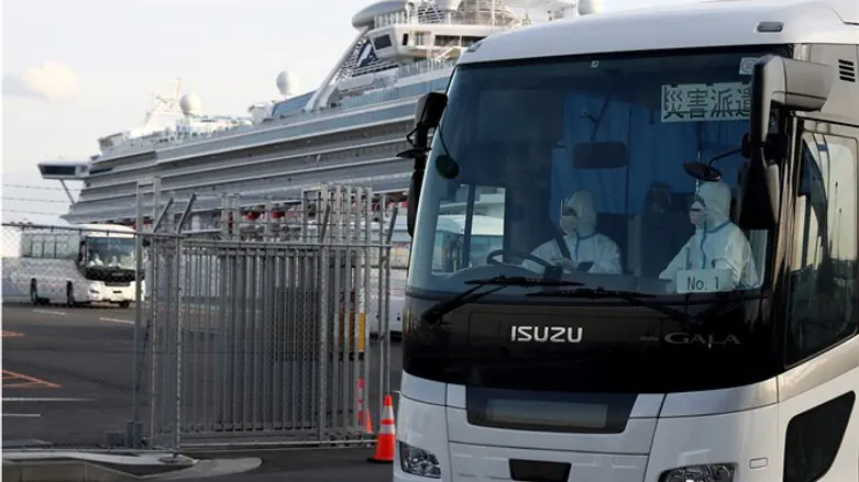 Bus prepared to take passengers from Diamond Princess