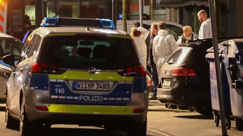 Forensic experts at scene of shooting in Hanau