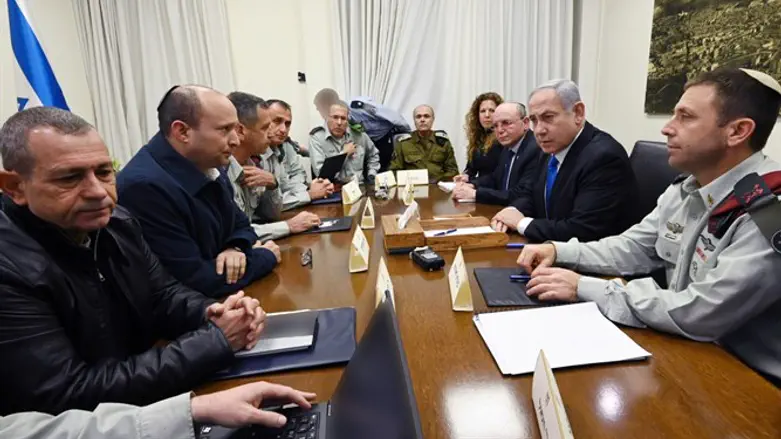 Биньямин Нетаньяху и Нафтали Беннет на совещании по оценке ситуации