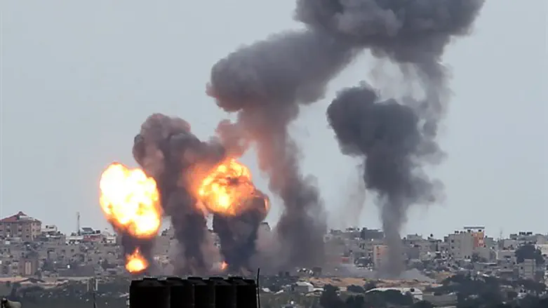 Israeli airstrikes in Khan Yunis