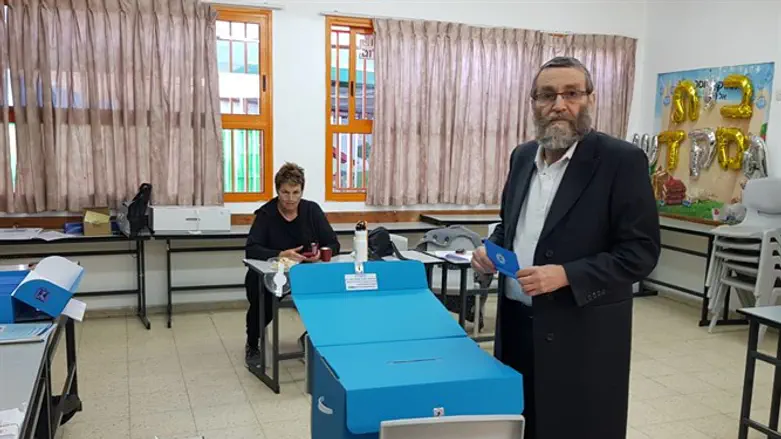 Moshe Gafni votes
