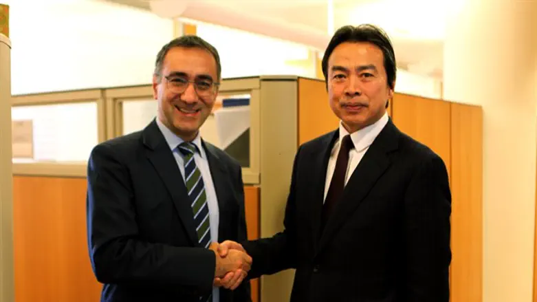 שגריר סין המנוח (מימין) עם סמנכ"ל אסיה והפסיפיק במשרד החוץ