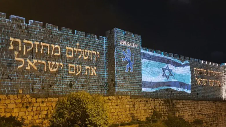 דגל ישראל על חומת העיר העתיקה