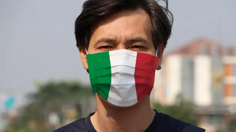Защитная маска в цветах флага Италии