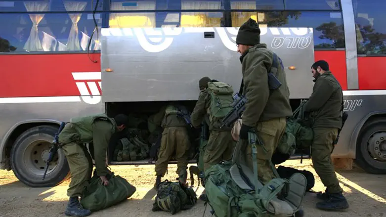 חיילים באוטובוס