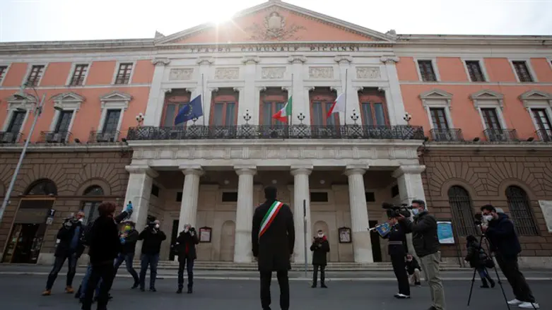 דגל איטליה בחצי התורן בטקס התייחדות עם חללי מגפת הקורונה