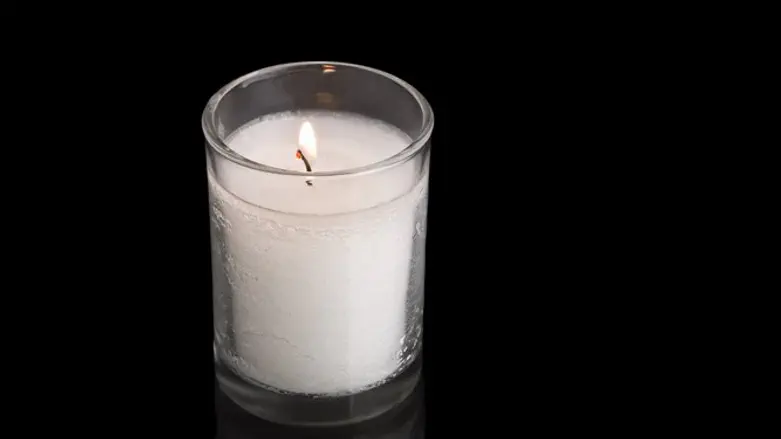 Memorial yahrtzeit candle