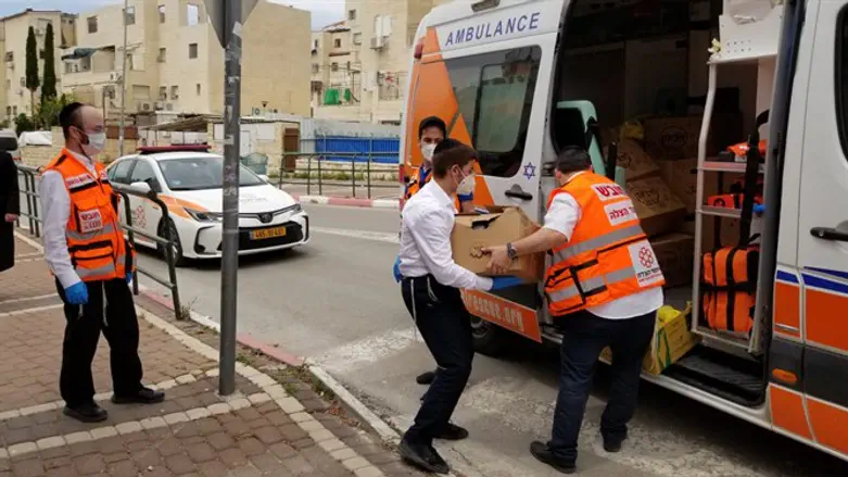United Hatzalah volunteers deliver food in Beit Shemesh