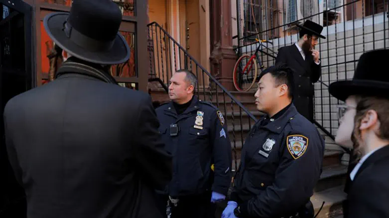 שוטרי משטרת ניו יורק ותושבים בוויליאמסבורג