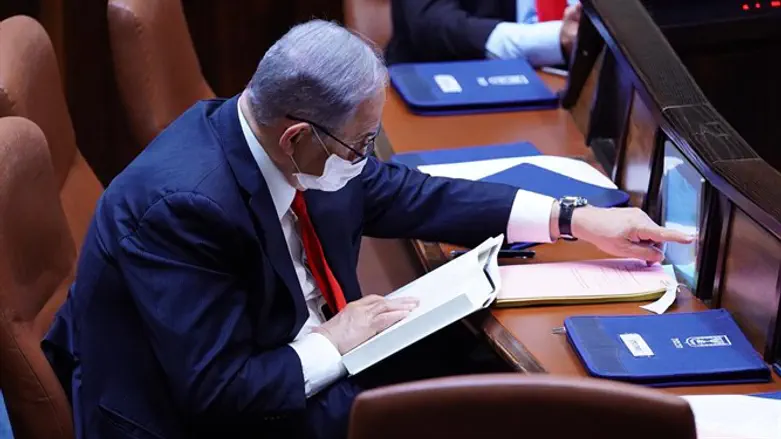 Биньямин Нетаньяху во время голосования