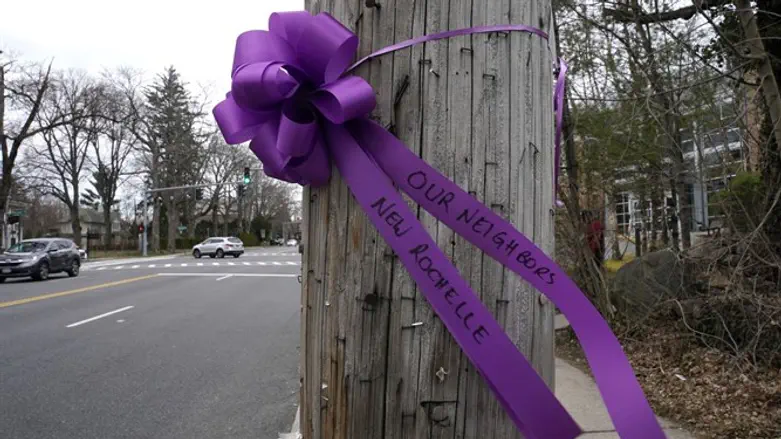 A ribbon expressing support is tied to a pole outside the Young Israel of New Roch