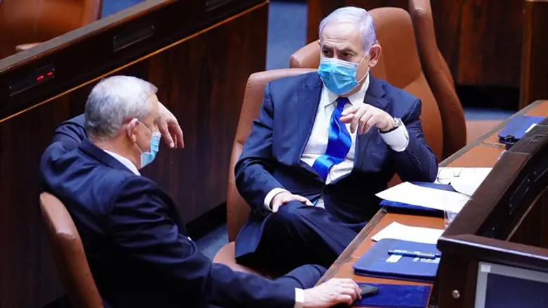 Биньямин Нетаньяху и Бени Ганц на пленуме Кнессета