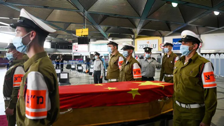 Israeli soldiers carry the coffin of Chinese Ambassador to Israel Du Wei
