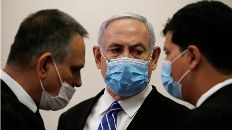 Netanyahu flanked by his lawyers at the first day of his trial
