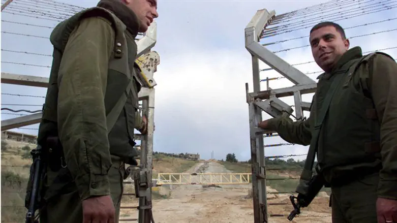 IDF soldiers close gate to Lebanon at end of withdrawal in May 2000