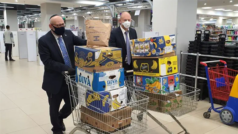 Embassy staff purchase food parcels