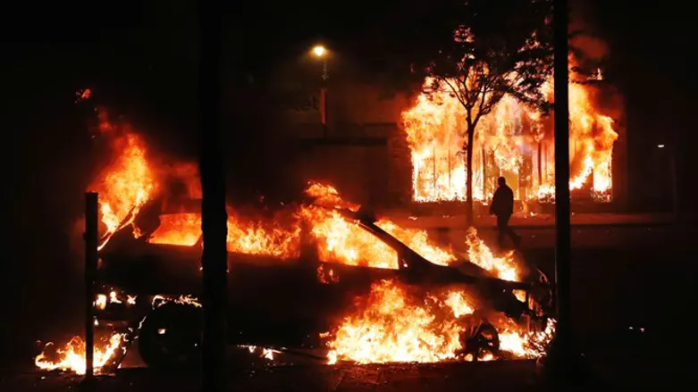Cars, buildings torched in Minneapolis, June 2nd 2020