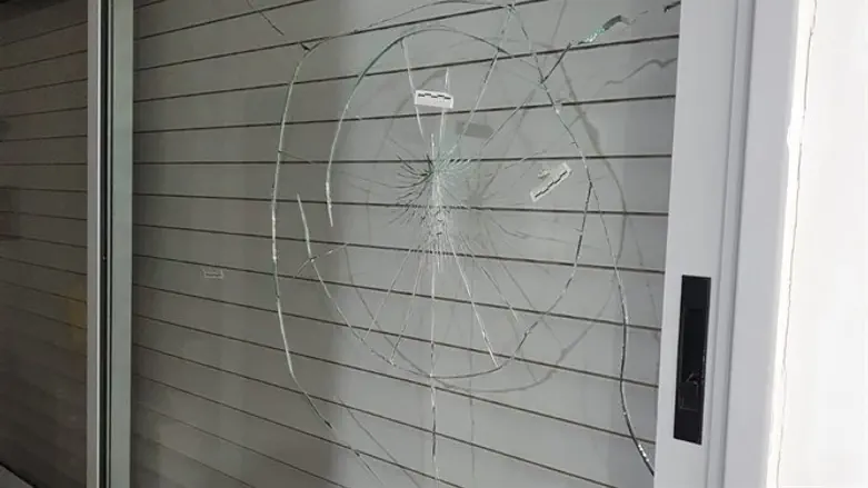 Разбитое пулей оконное стекло