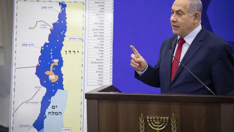 Биньямин Нетаньяху у карты возможного применения суверенитета