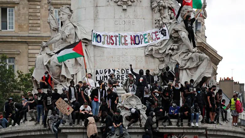 Флаг ООП на митинге Black Lives Matter rally in Paris