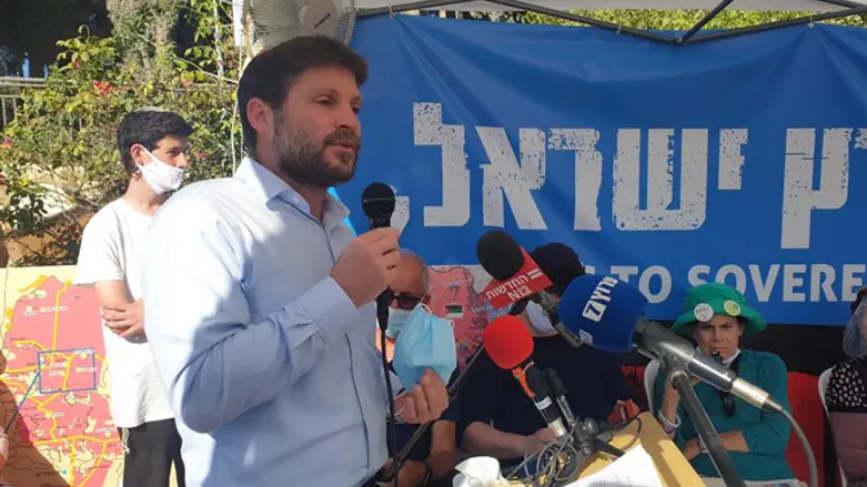 Smotrich at protest tent