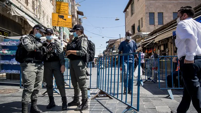 שוטרים בכניסה למחנה יהודה בירושלים