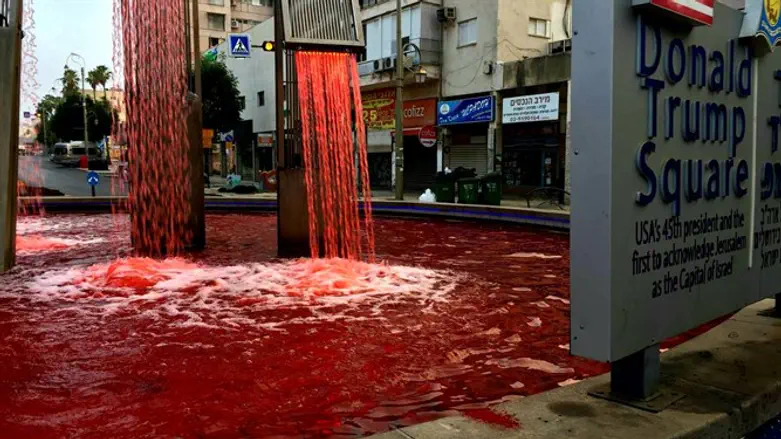 "Кровавый" фонтан на площади Трампа