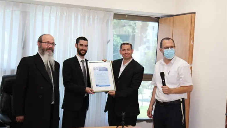 Rabbi Sobol and Rabbi Micha Halevi grant Barkai Prize to Chatzerot Ganim 